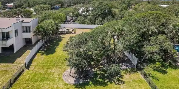 124 LAWN Avenue