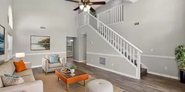 Image 4: 1 - Living Room - Standard - 6