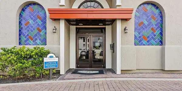 Image 2: 02-Entryway