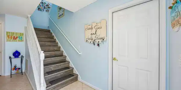 Image 4: Foyer-view 1