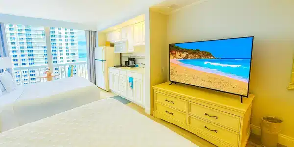 Image 3: LIVING