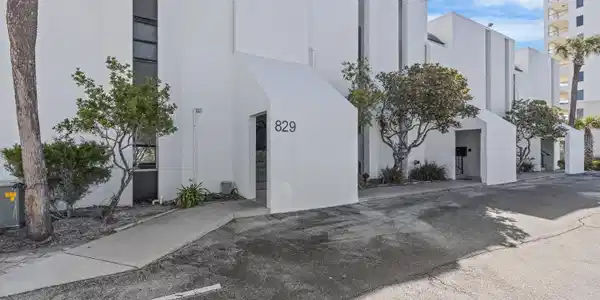 Image 4: BUILDING