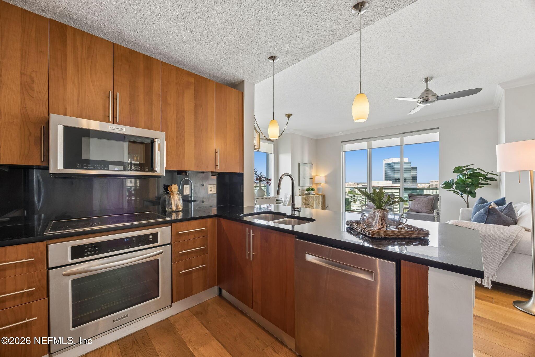 Image 4: 6-web-or-mls-1431 Riverplace Blvd-4