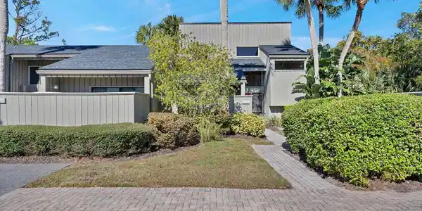 10025 SAWGRASS Drive E