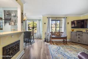 828 SHORELINE CIR