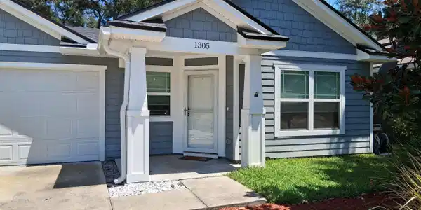 1305 HICKORY Street
