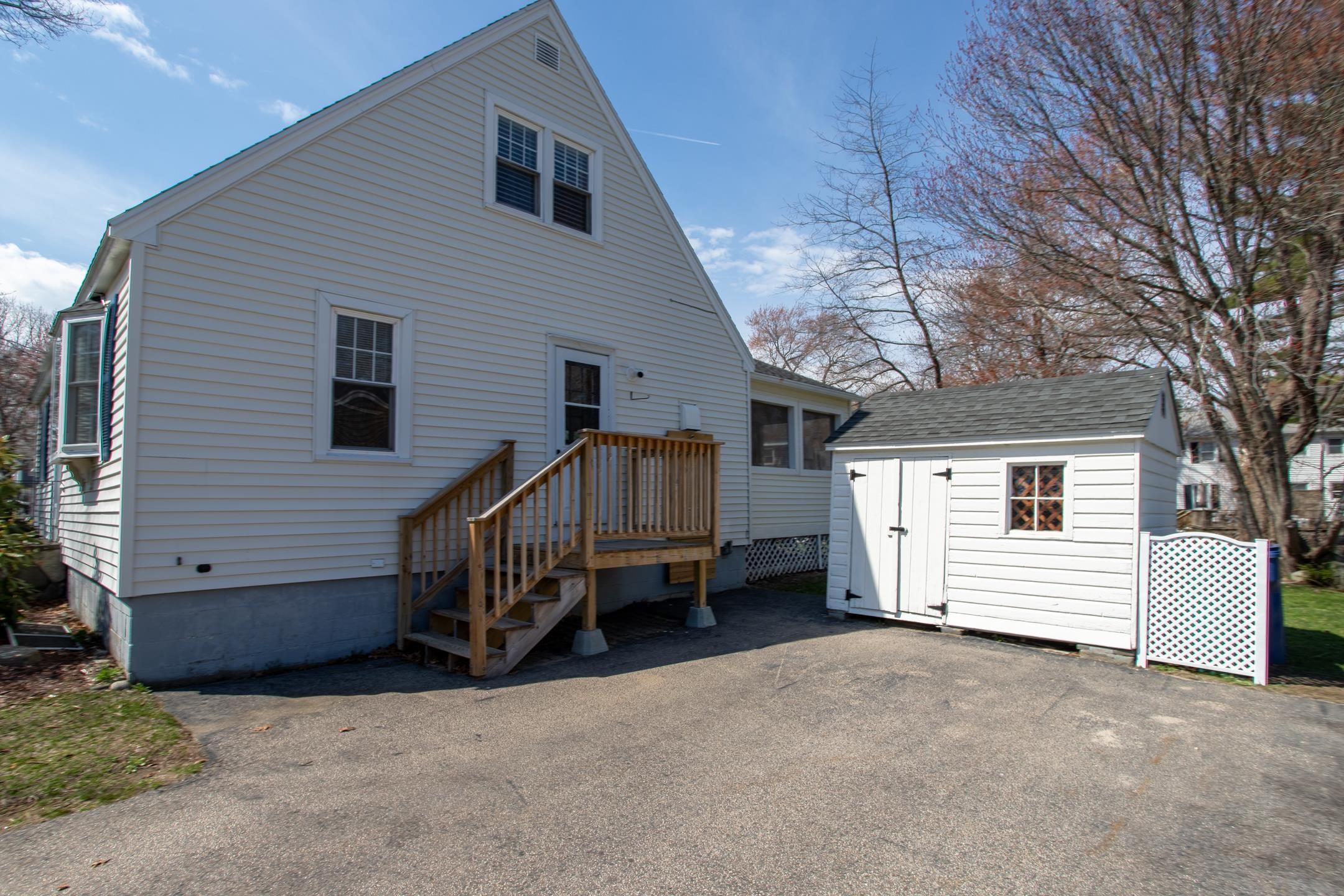 Image 3: Side entrance