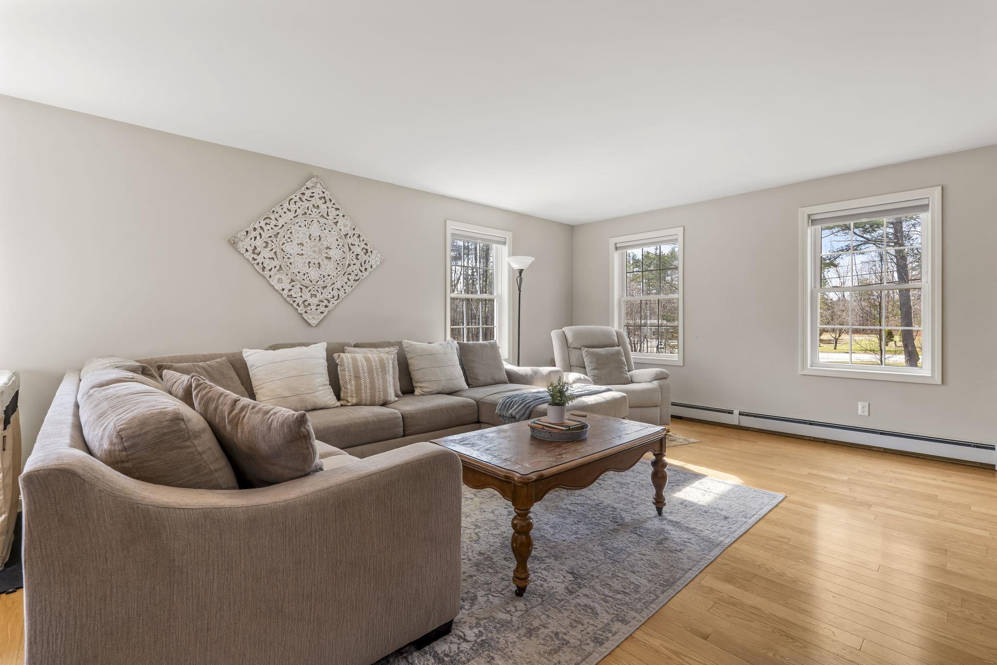 Image 3: Living Room