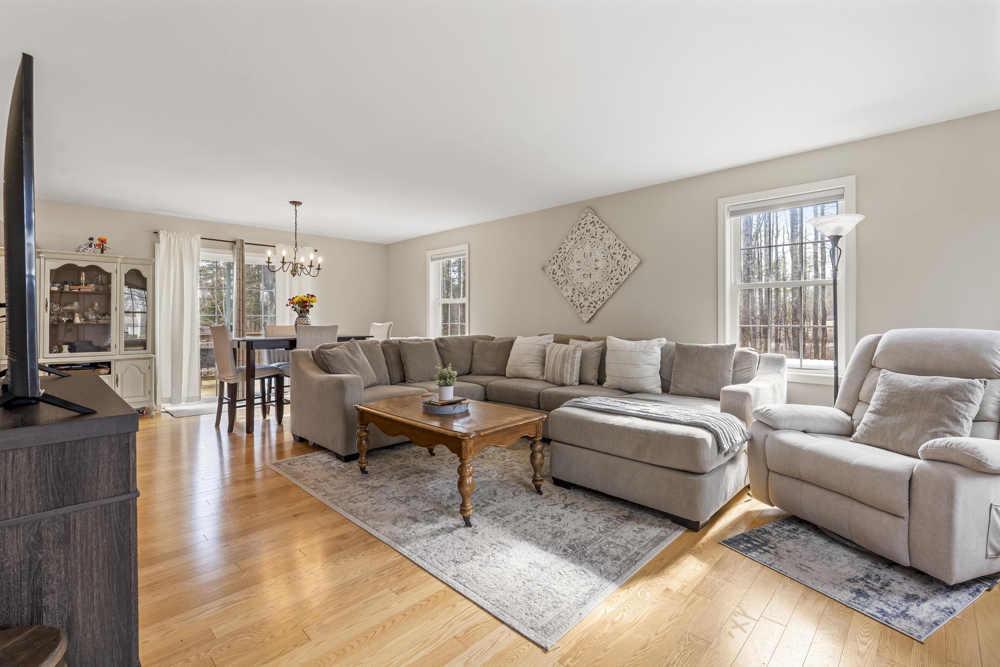 Image 4: Living Room