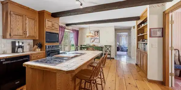 Image 4: Solid oak cabinets with abundant counter and cabinet space t