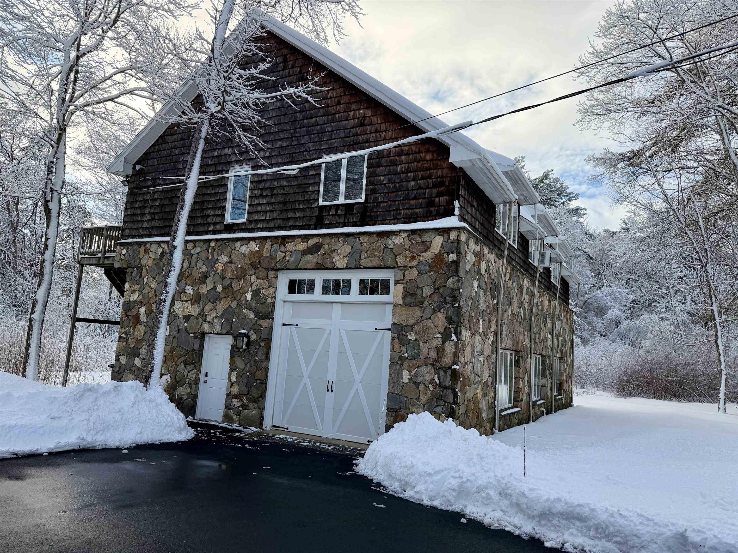 Image 4: Carriage House in the Winter