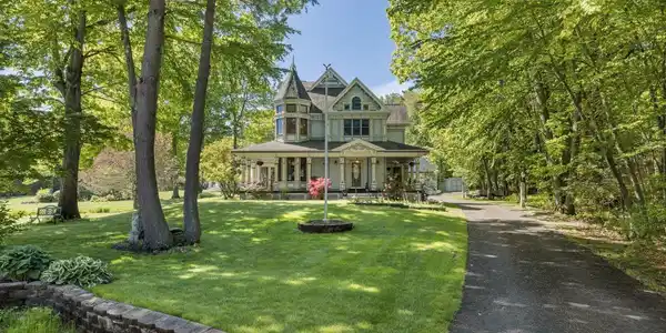 2 Stoneridge Drive