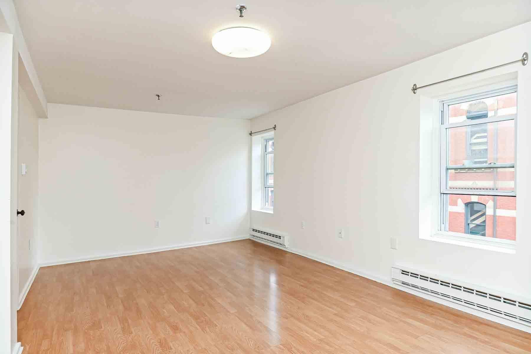Image 3: Bedroom