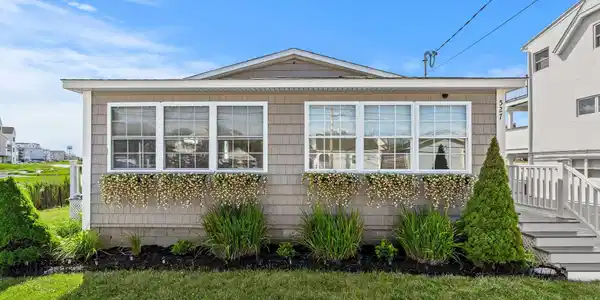527 Ocean Boulevard