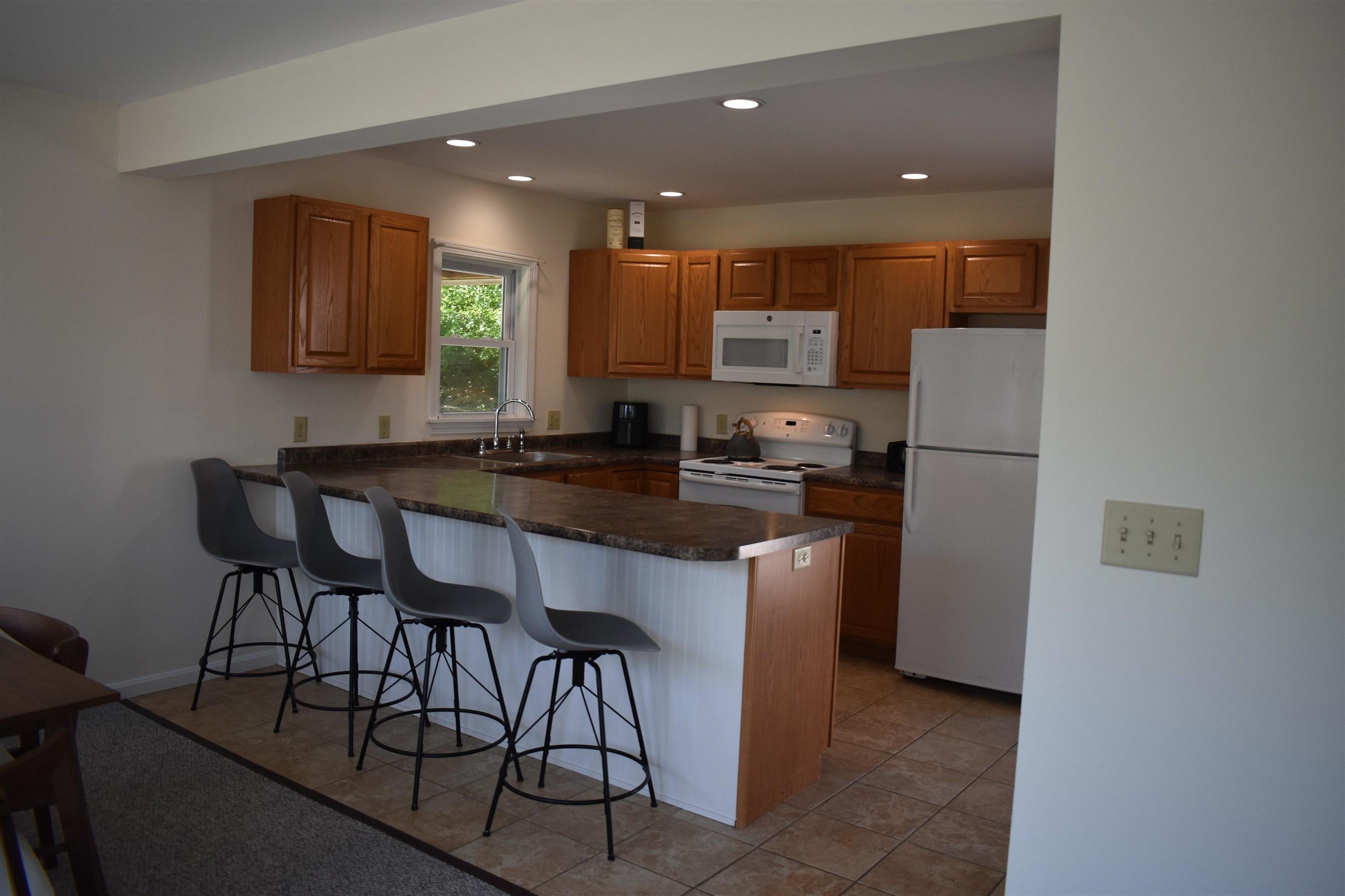 Image 3: Beautiful open Kitchen w/breakfast bar