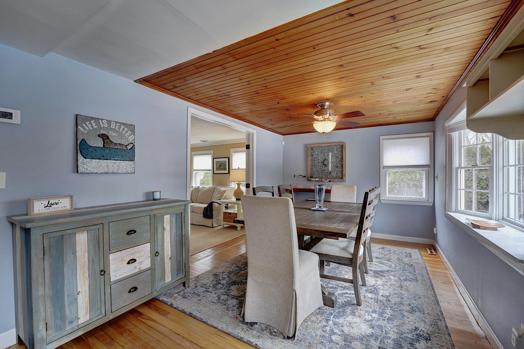 Image 3: Large dining area