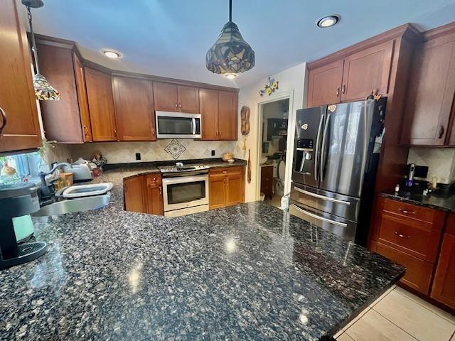 Image 4: Kitchen/granite counter tops