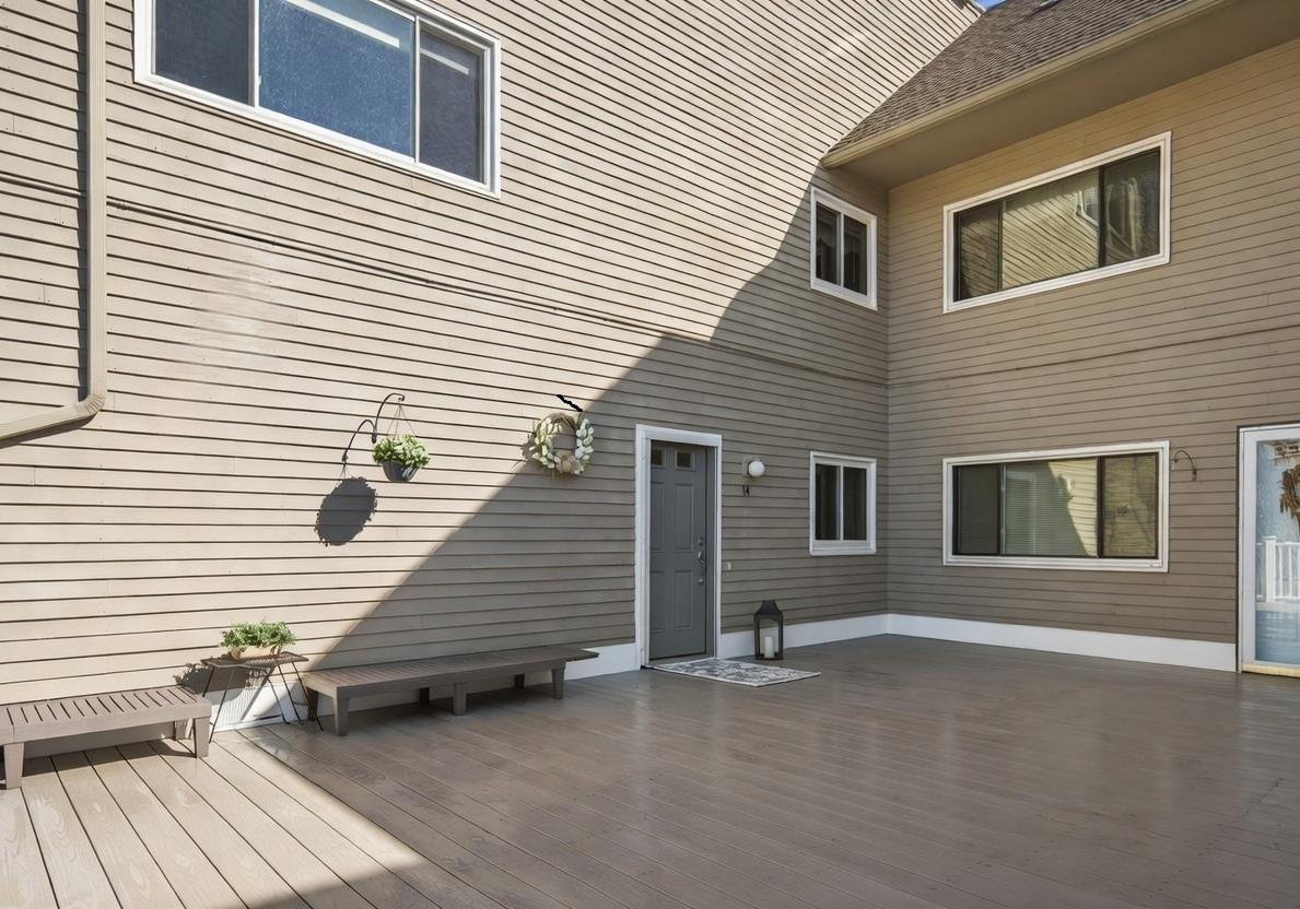 Image 2: Deck / Entrance