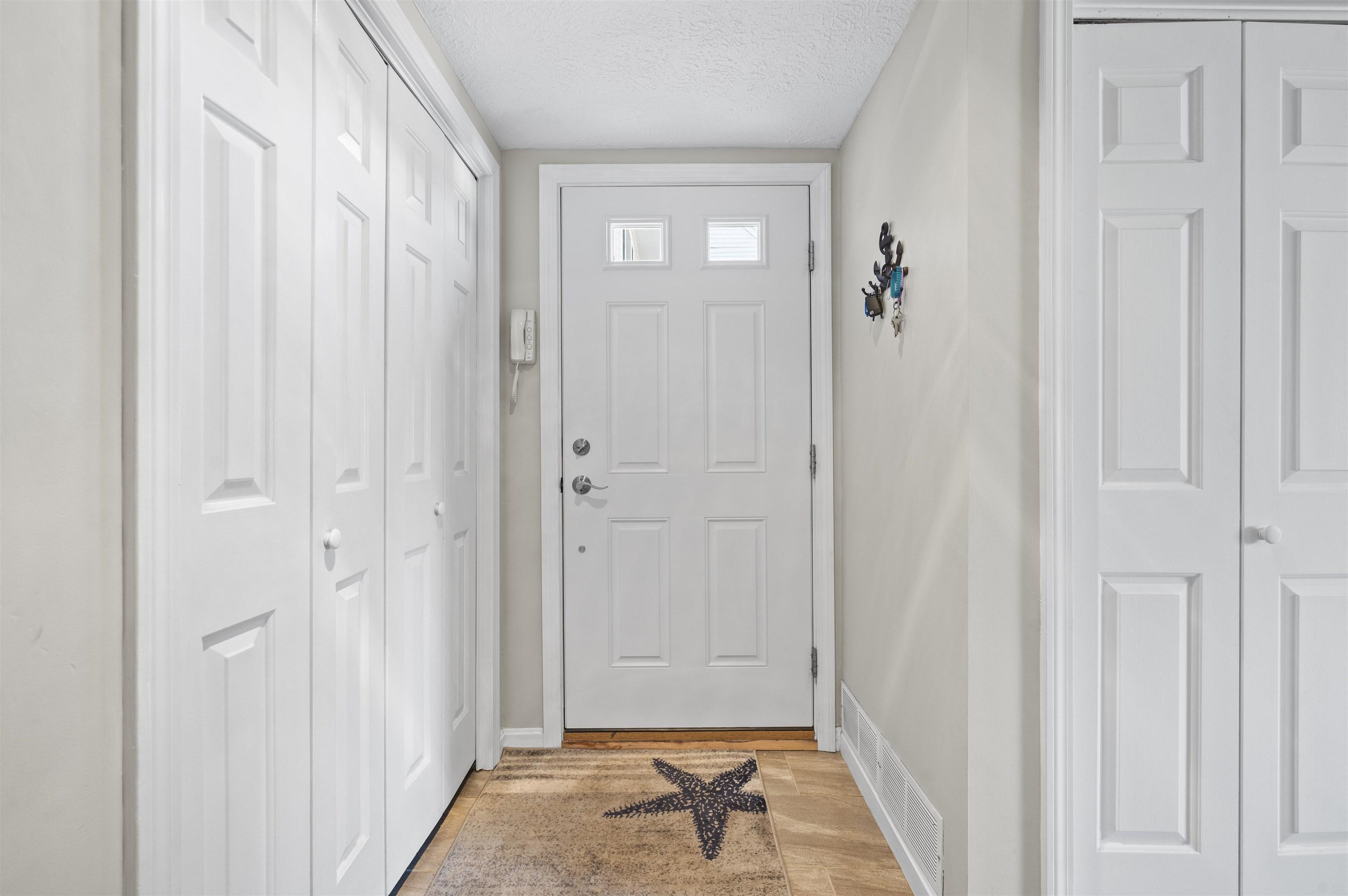 Image 3: Entrance / Foyer