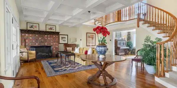 Image 4: Entry Room and Foyer