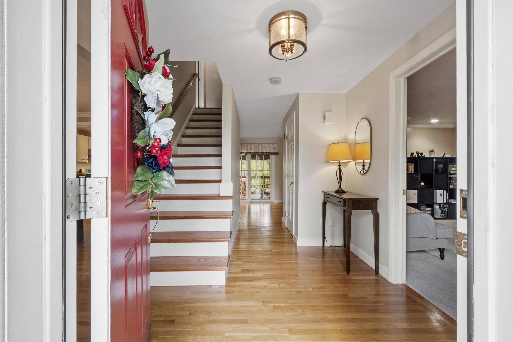 Image 3: foyer