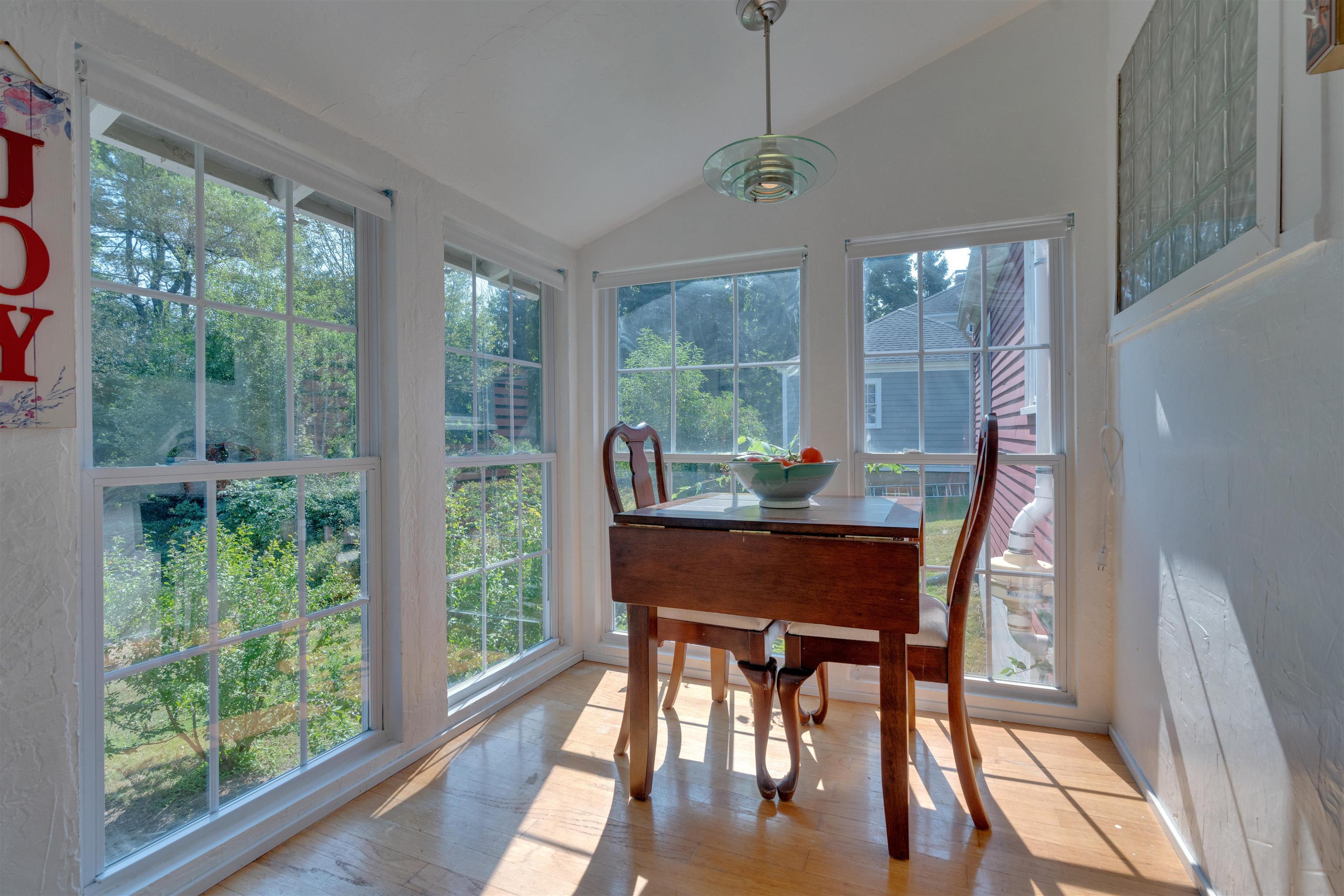 Image 3: Breakfast Nook