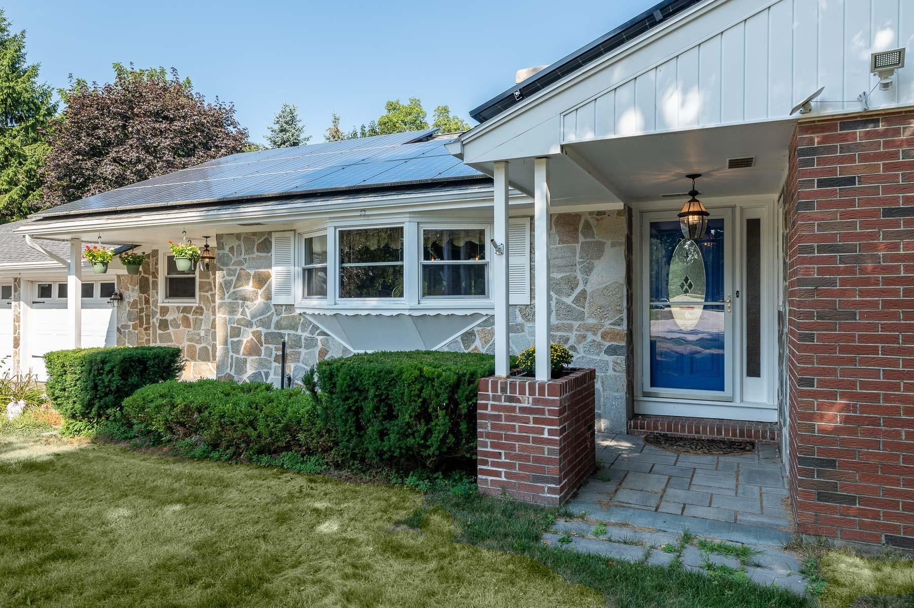 Image 1: 5 William Circle Stratham NH