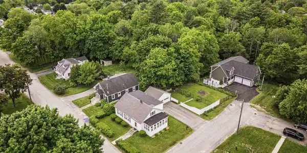 Image 3: Fully fenced sideyard (across driveway) Image 3: Fully fenced sideyard (across driveway)