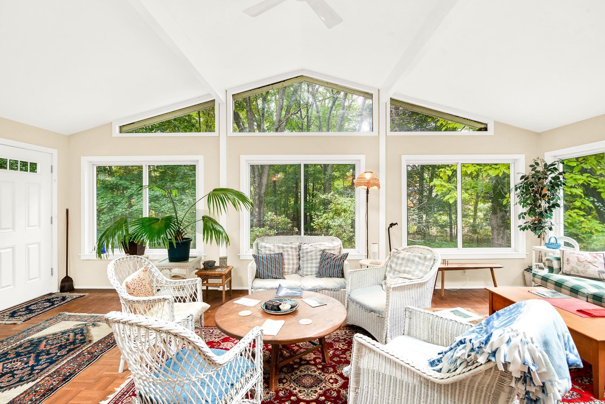 Image 2: 4 bedrooms, specialty rooms, on the water and a 2 car garage Image 2: 4 bedrooms, specialty rooms, on the water and a 2 car garage