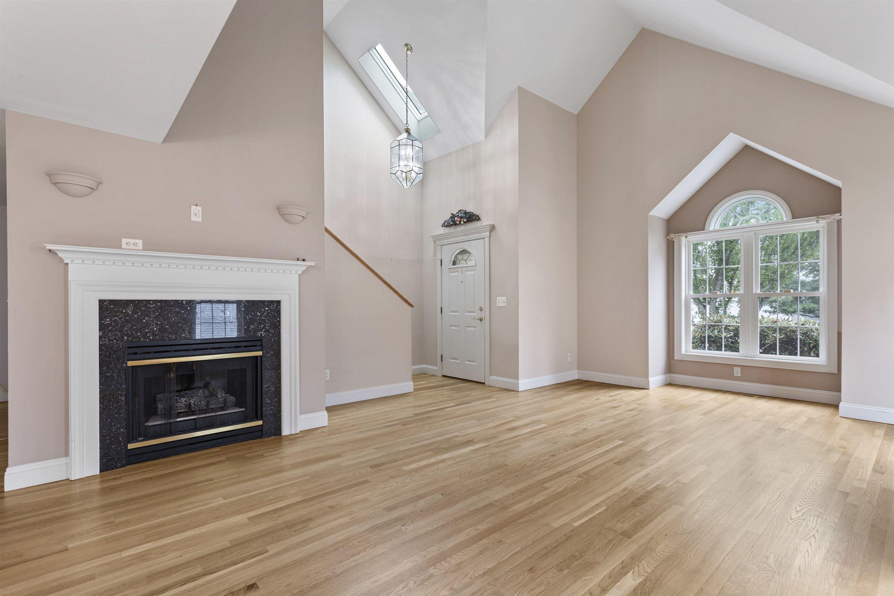 Image 4: An open concept living and dining room Image 4: An open concept living and dining room