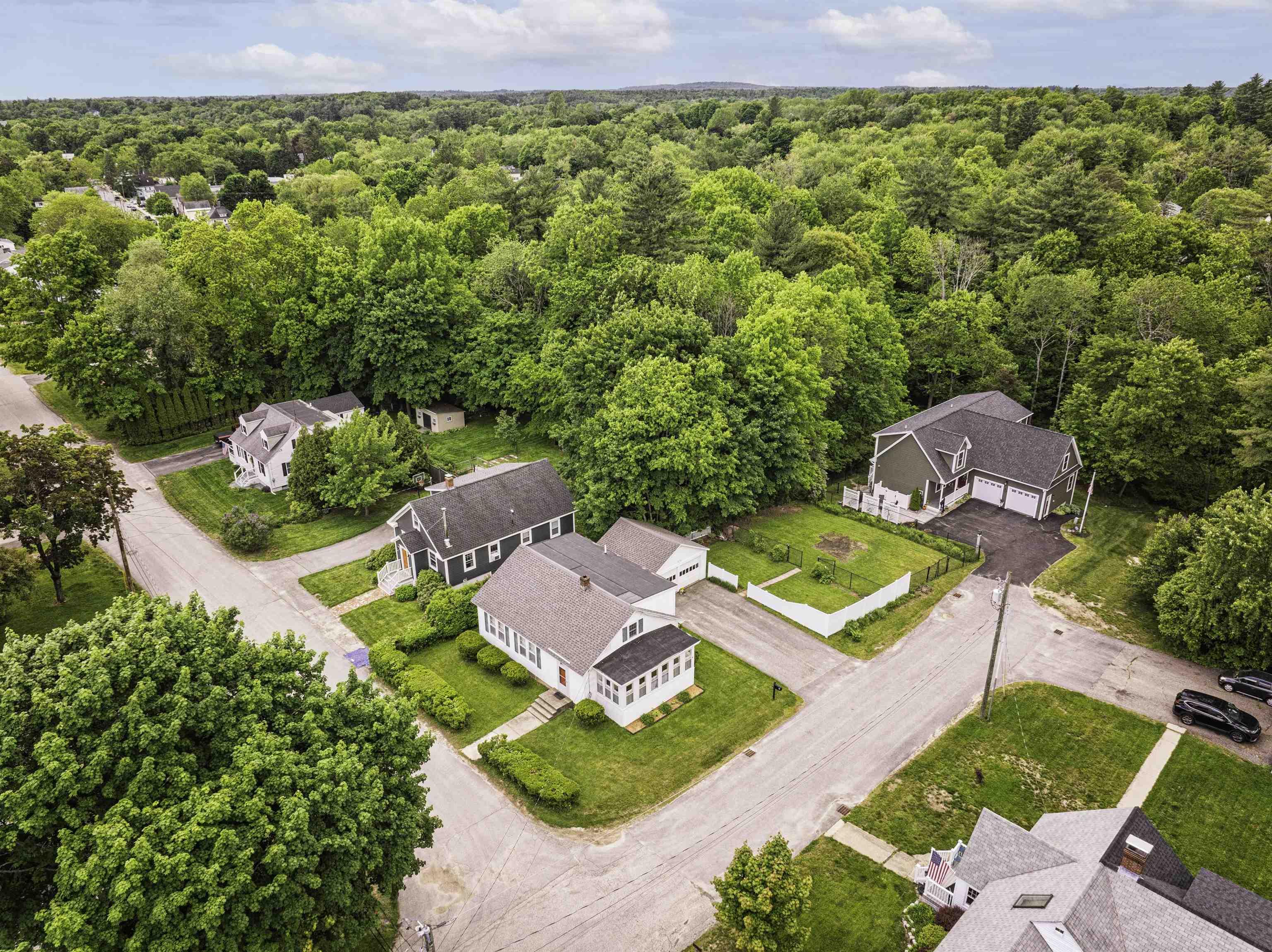 Image 3: Fully fenced sideyard (across driveway) Image 3: Fully fenced sideyard (across driveway)