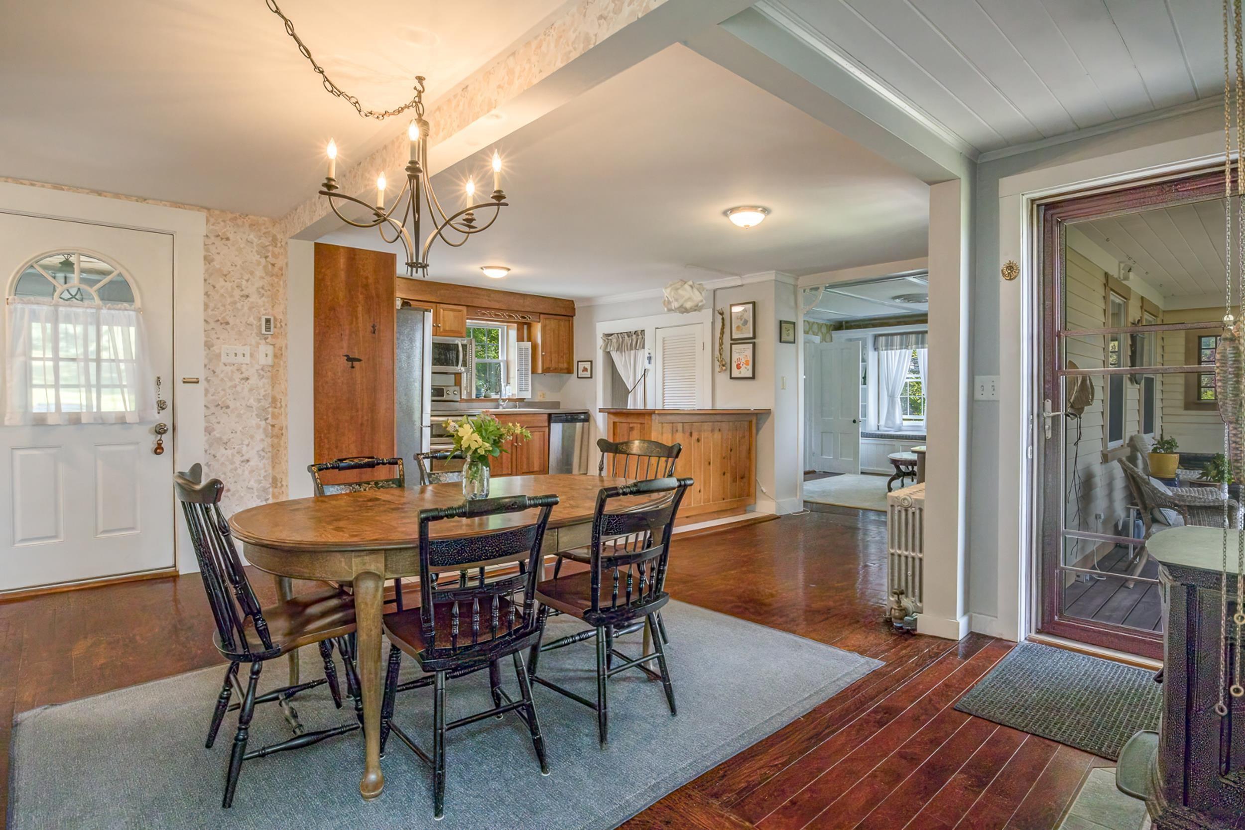 Image 3: Dining room