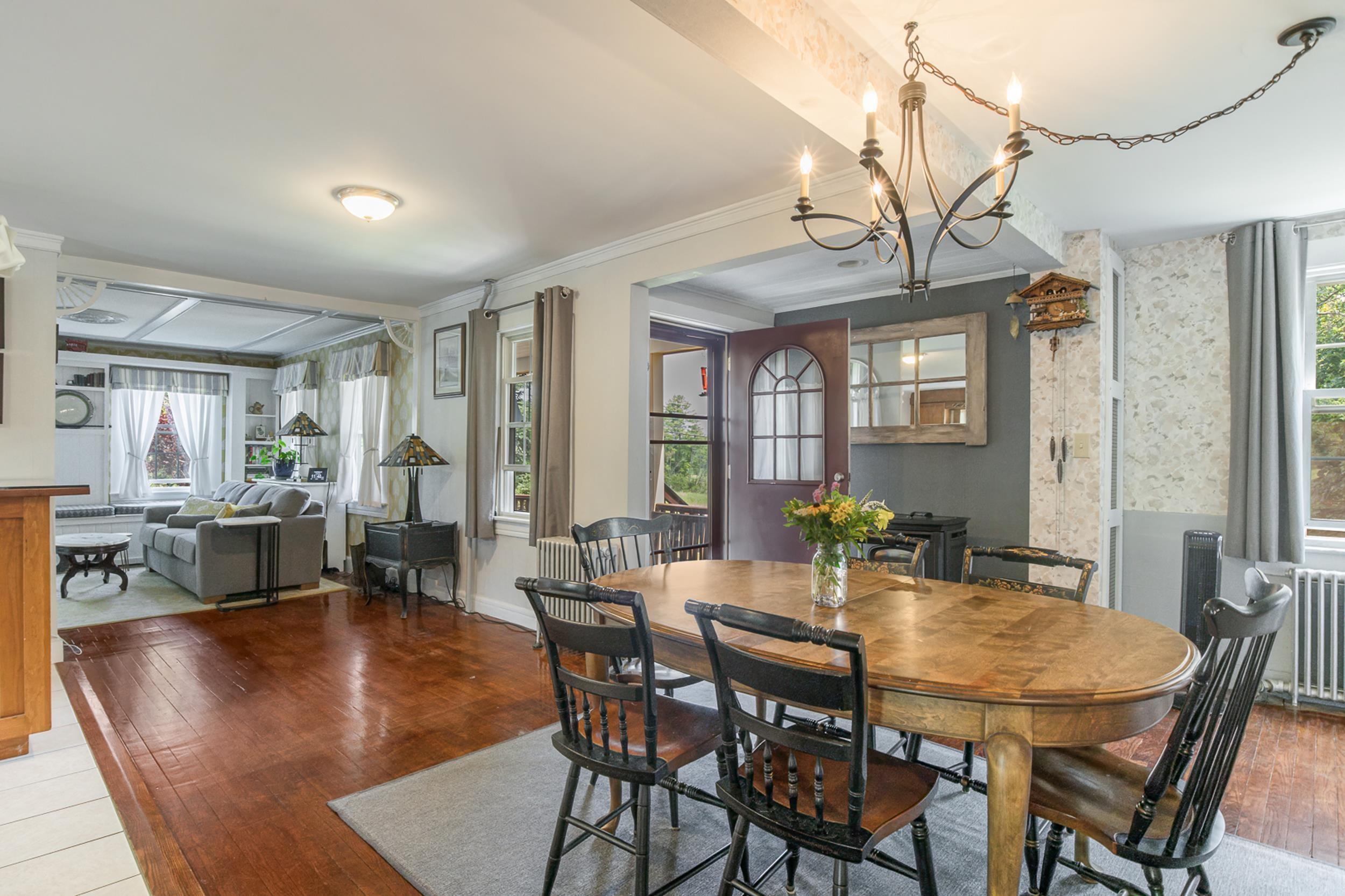 Image 4: Dining room into Livingroom