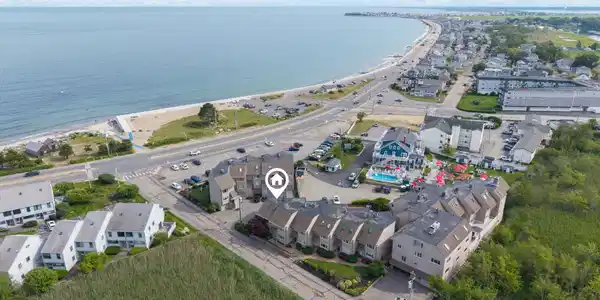 Image 3: Only a short distance to the beach