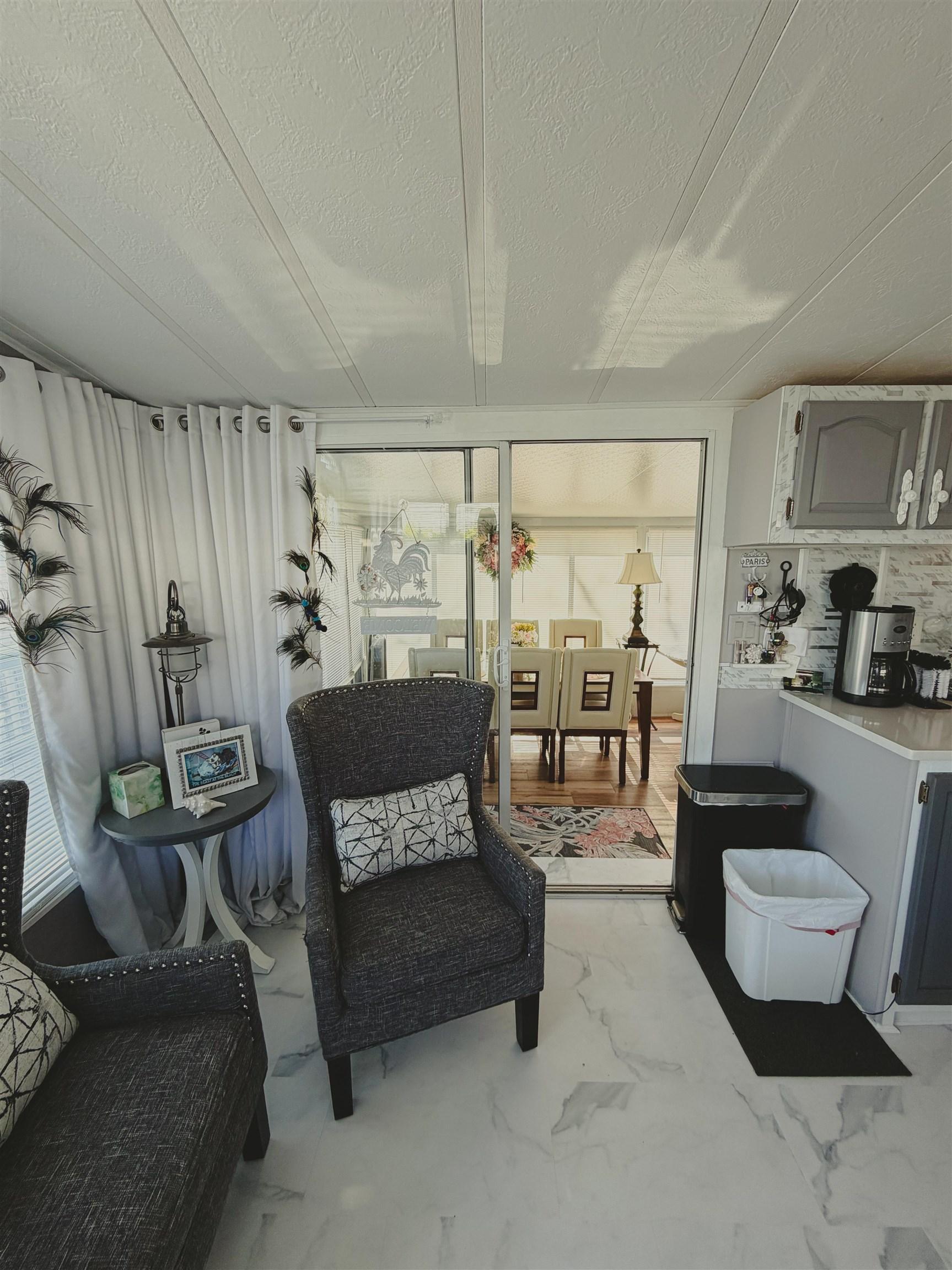 Image 4: Sitting area