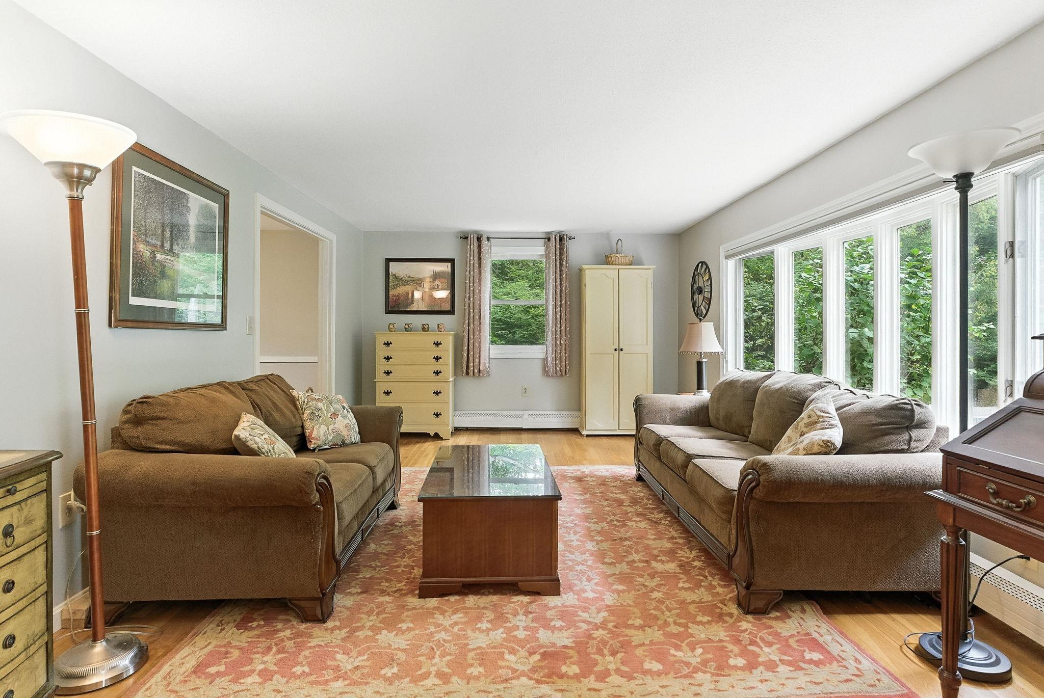 Image 3: Living Room