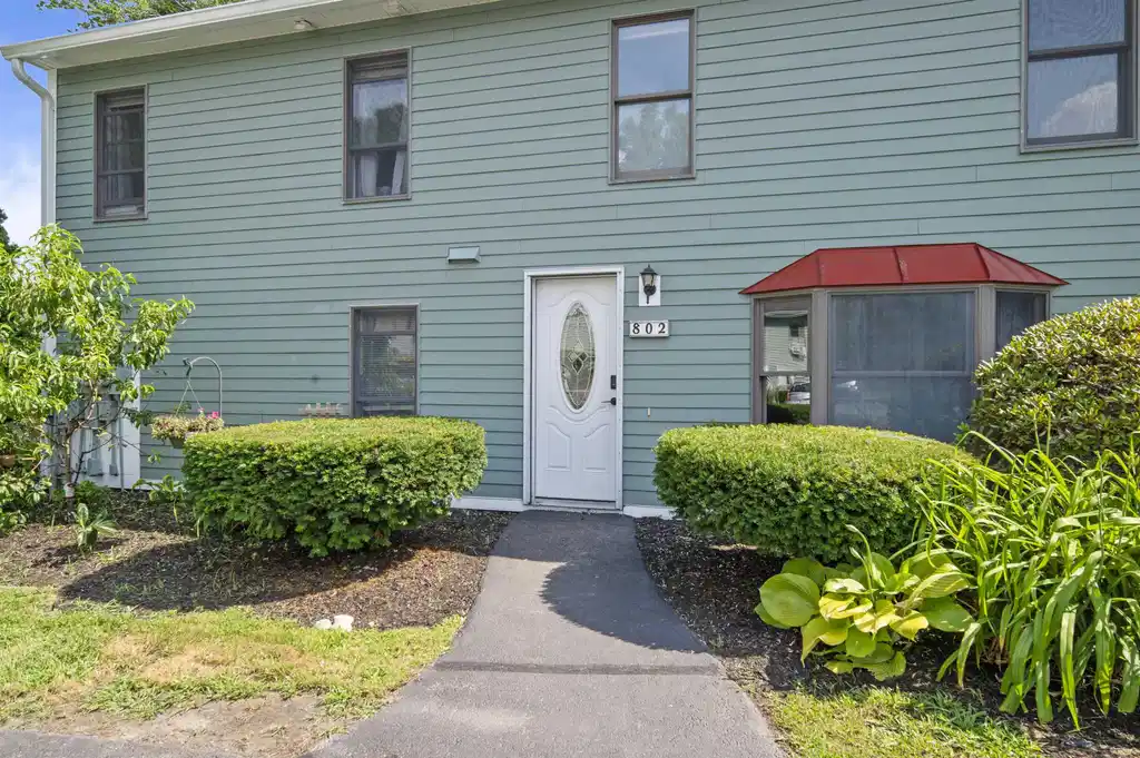Image 1: Welcome home to 802 Piscassic Street in Newmarket! Image 1: Welcome home to 802 Piscassic Street in Newmarket!