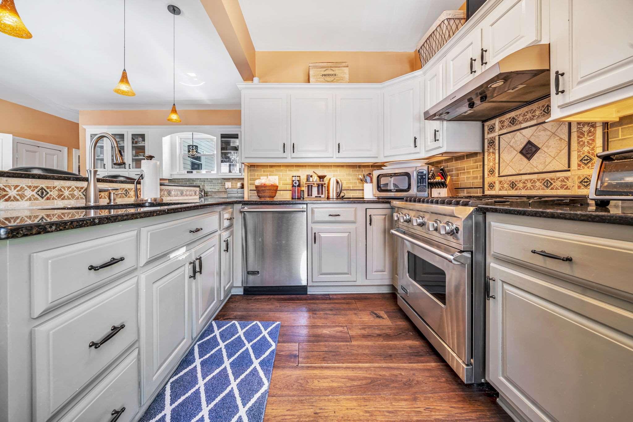 Image 4: Kitchen