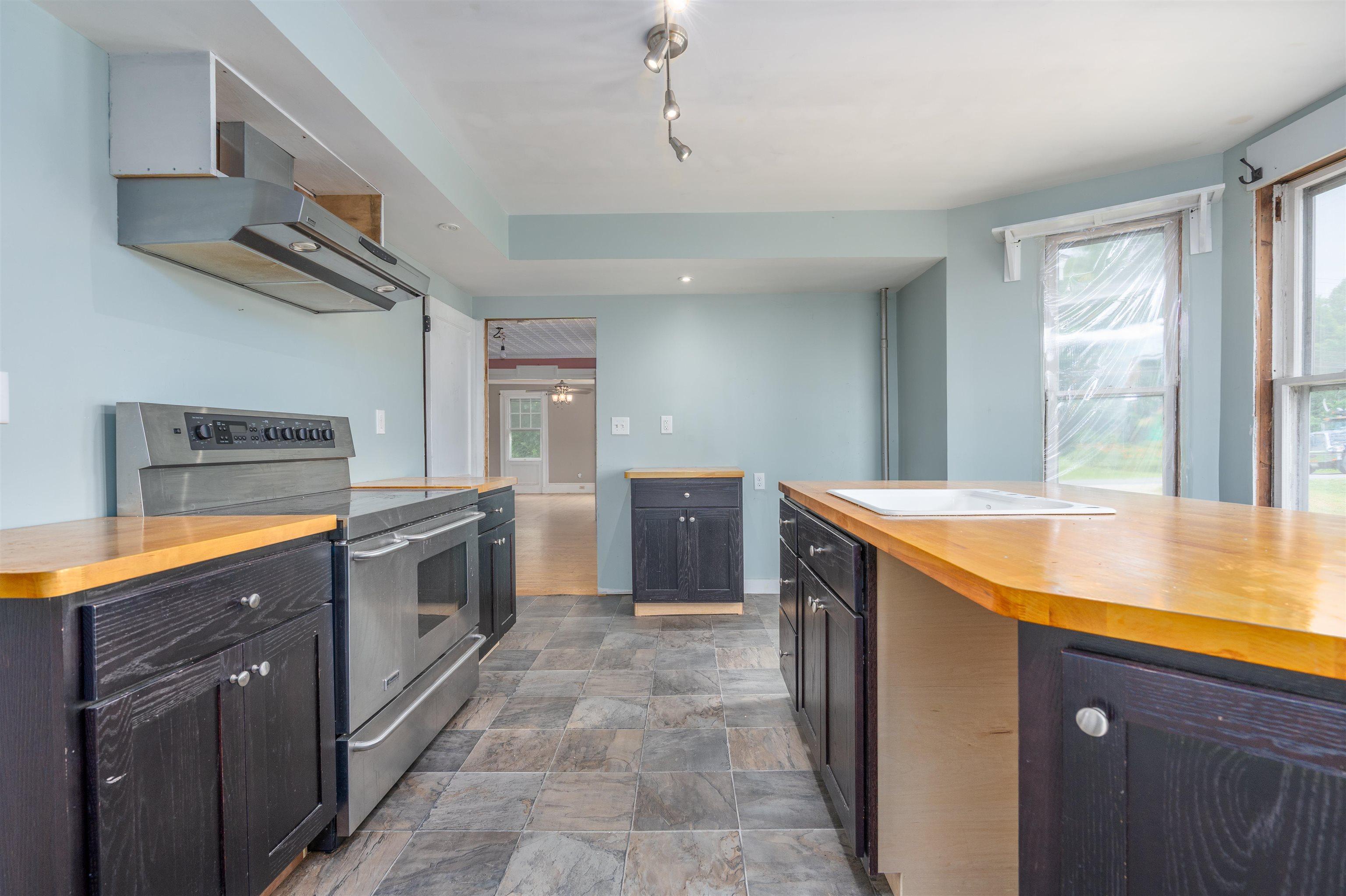 Image 3: Spacious, Bright Kitchen!