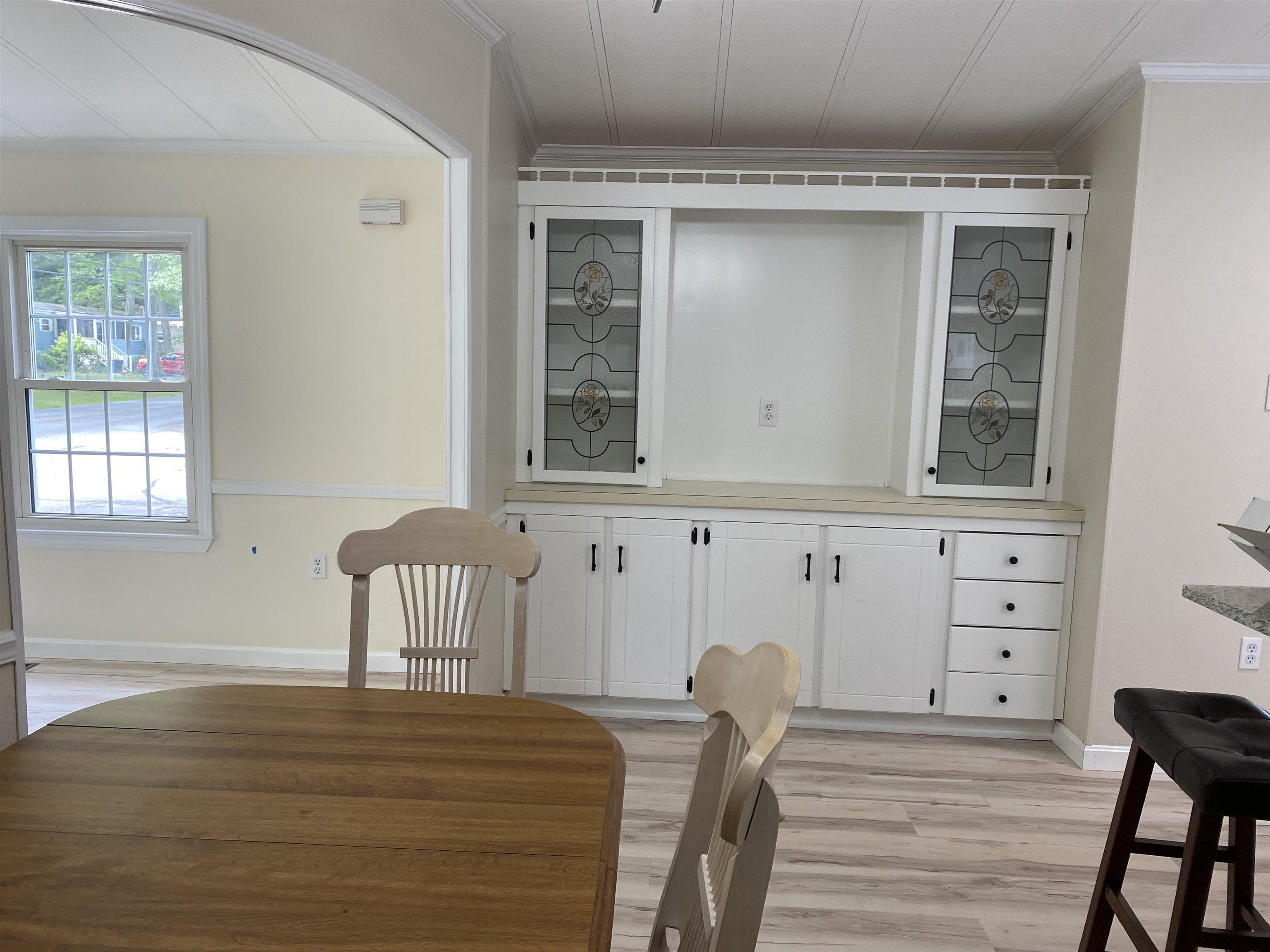 Image 4: dining area /kitchen