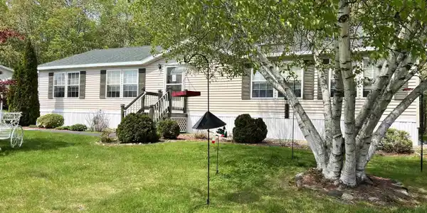 Image 3: Front Yard