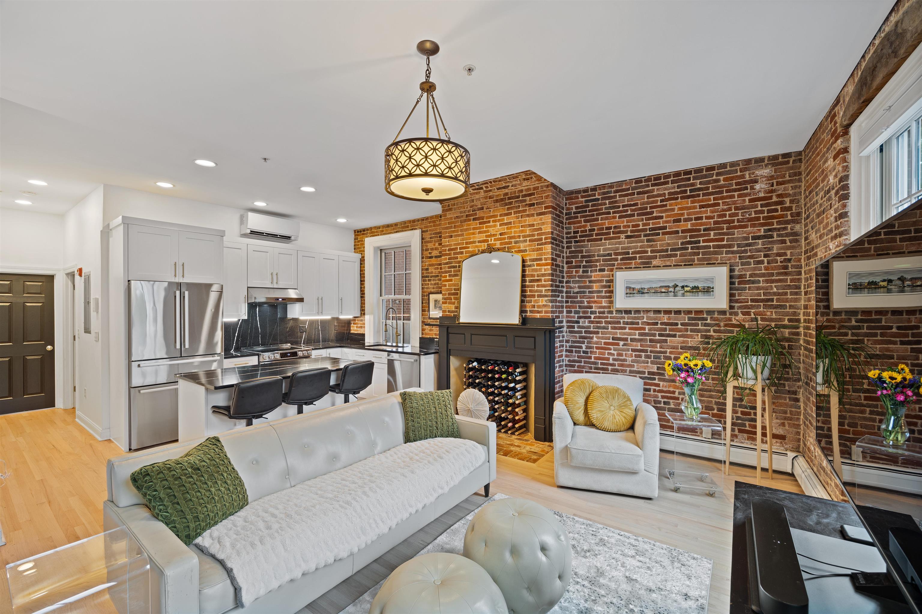 Image 4: Living Room