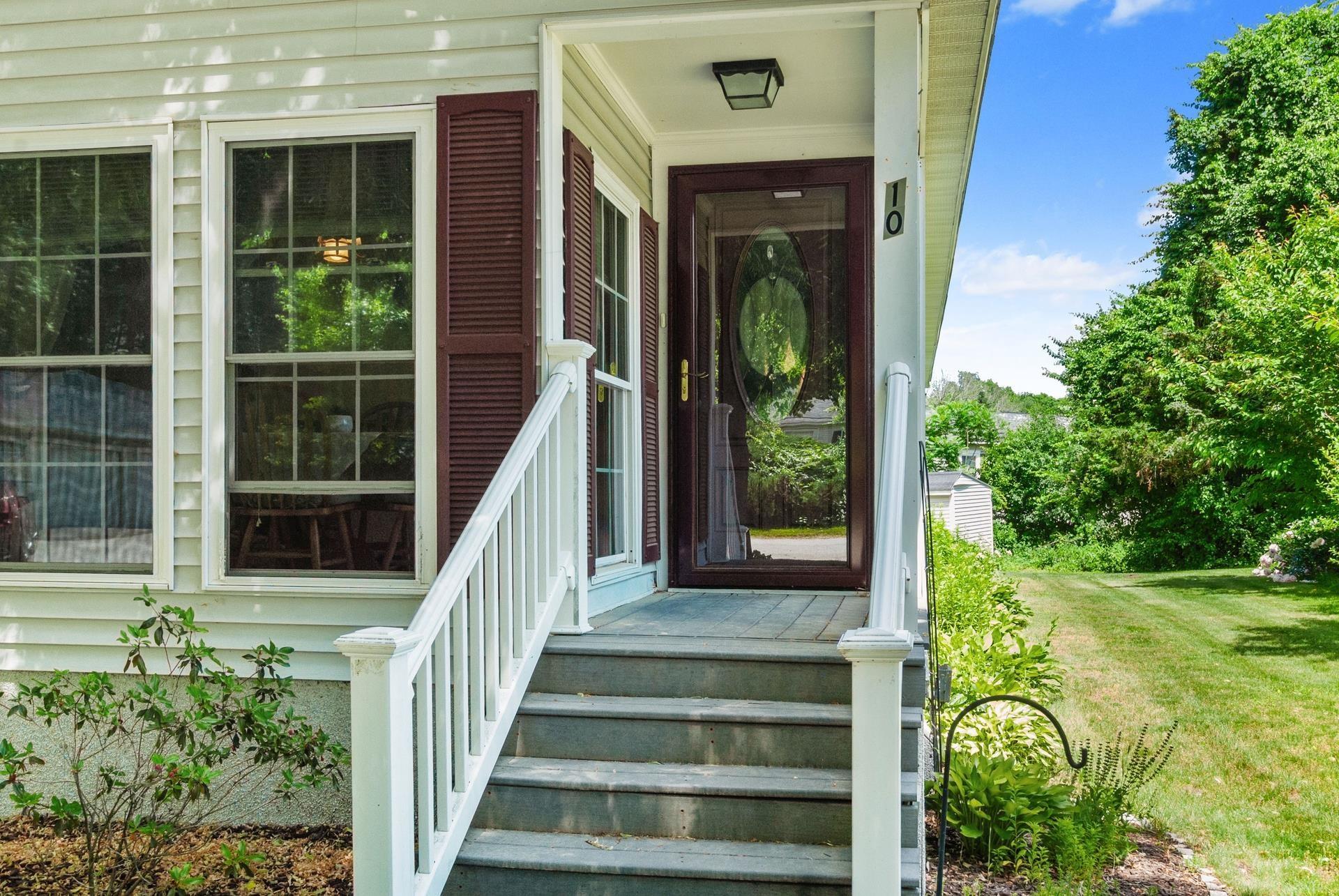 Image 3: Dining nook overlooks front entry Image 3: Dining nook overlooks front entry