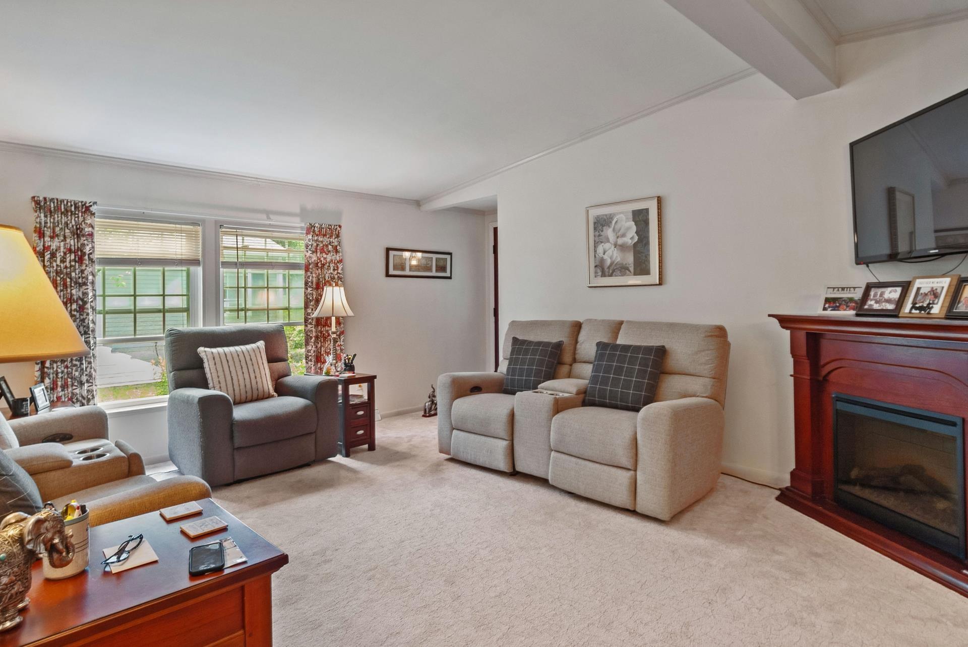 Image 4: From foyer enter large living room Image 4: From foyer enter large living room