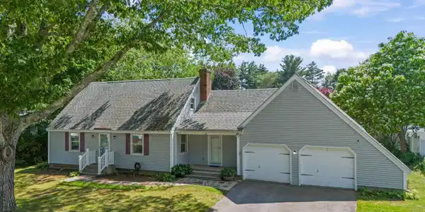 10 Colonial Circle