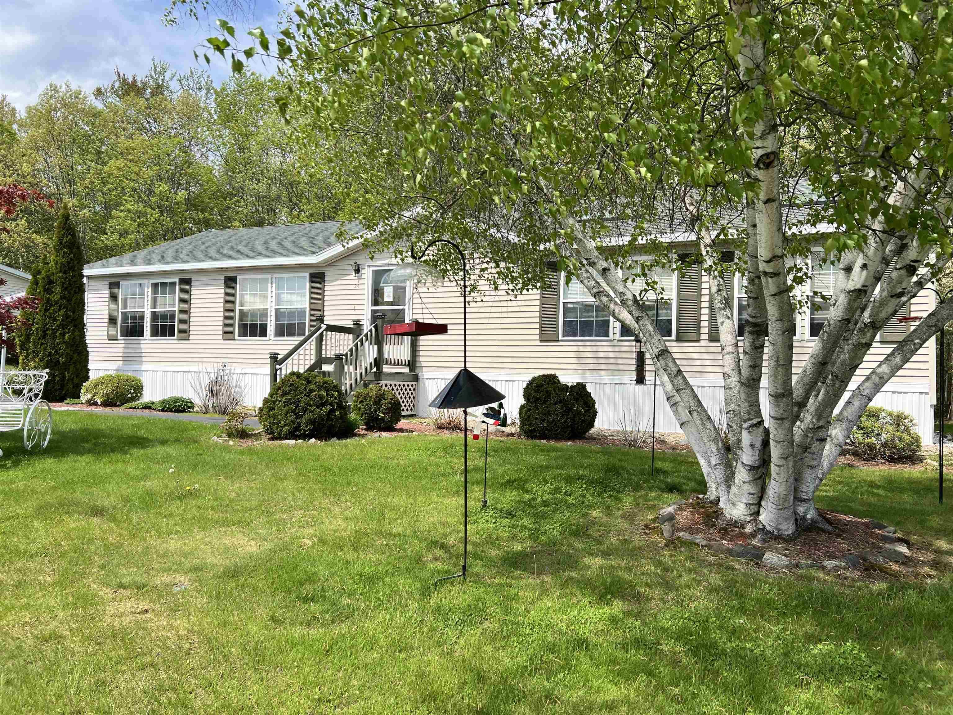 Image 3: Front Yard