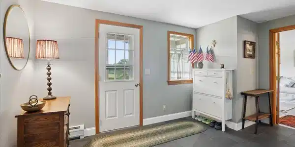 Image 4: Large Entrance Mudroom with tiled floor Image 4: Large Entrance Mudroom with tiled floor