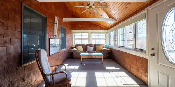 Image 3: Living room with vaulted ceiling Image 3: Living room with vaulted ceiling