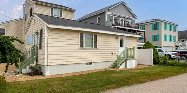 Image 3: 11 Redman - exterior view