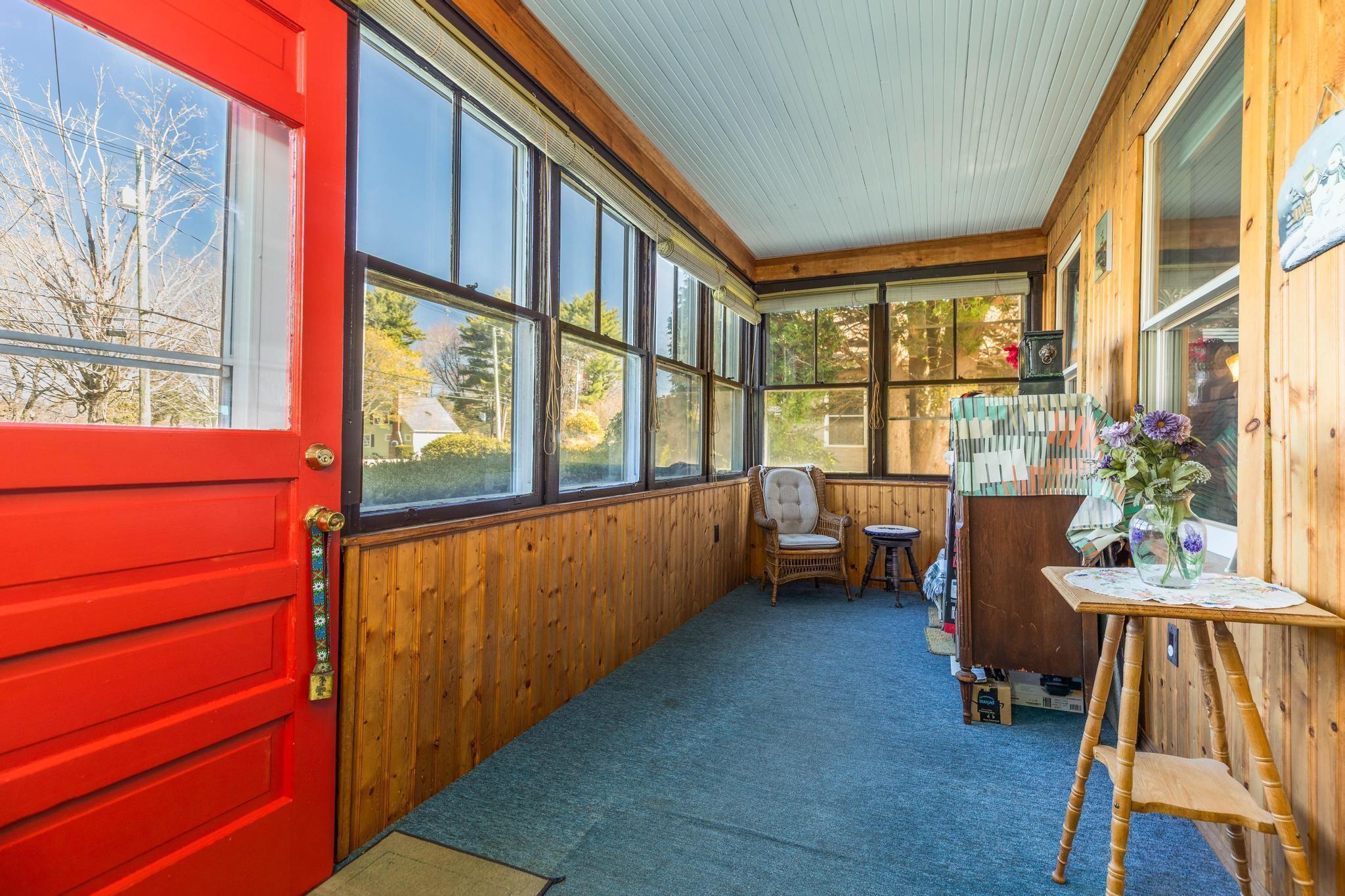 Image 3: Enclosed front porch Image 3: Enclosed front porch